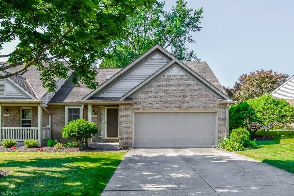 Beautifully kept 2 bedroom, 2 full bath condo with