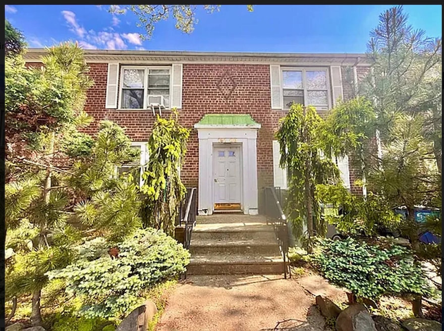 191-08 Station Rd, Flushing, NY 11358 - photo 1