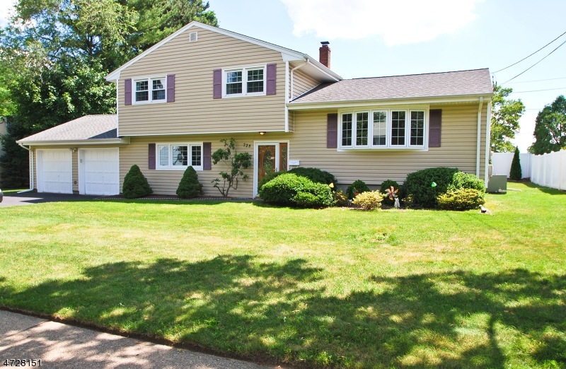 728 Stevens Ct, Paramus, NJ 07652 - photo 1