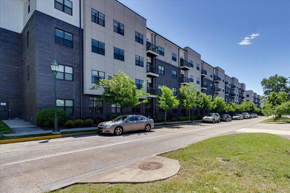 01-782 Riverfront Pkwy-1