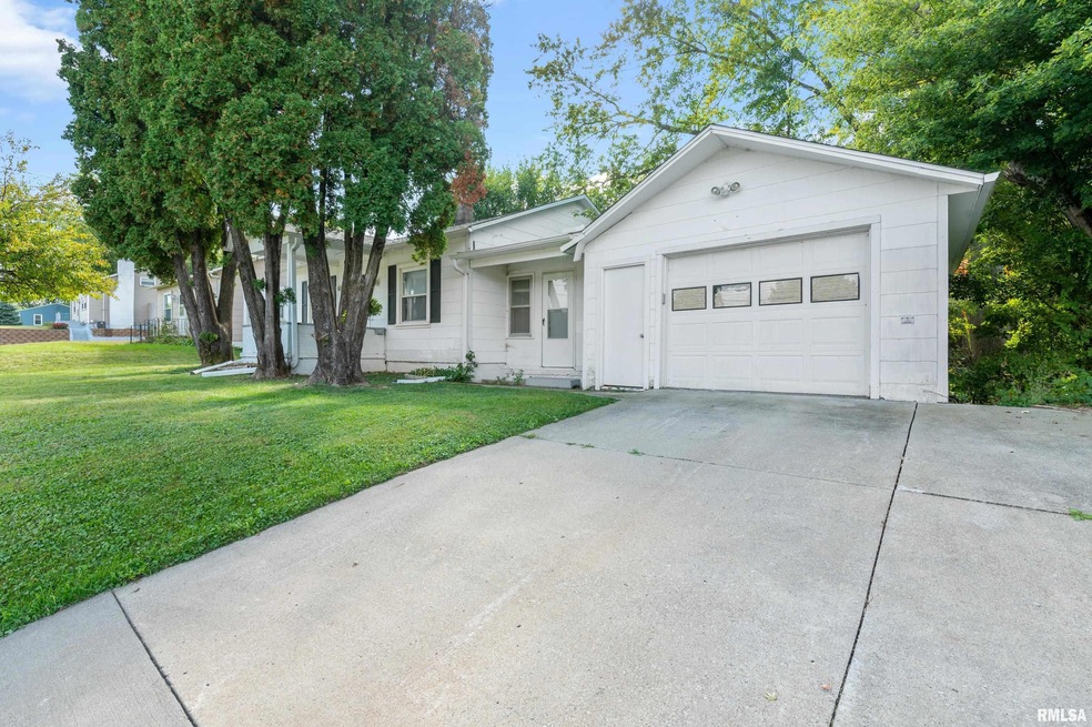 2915 W 49th St, Davenport, IA 52806 - photo 1