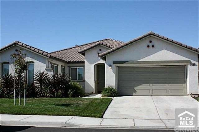 BEATIFULLY LANDSCAPED FRONT CORNER YARD