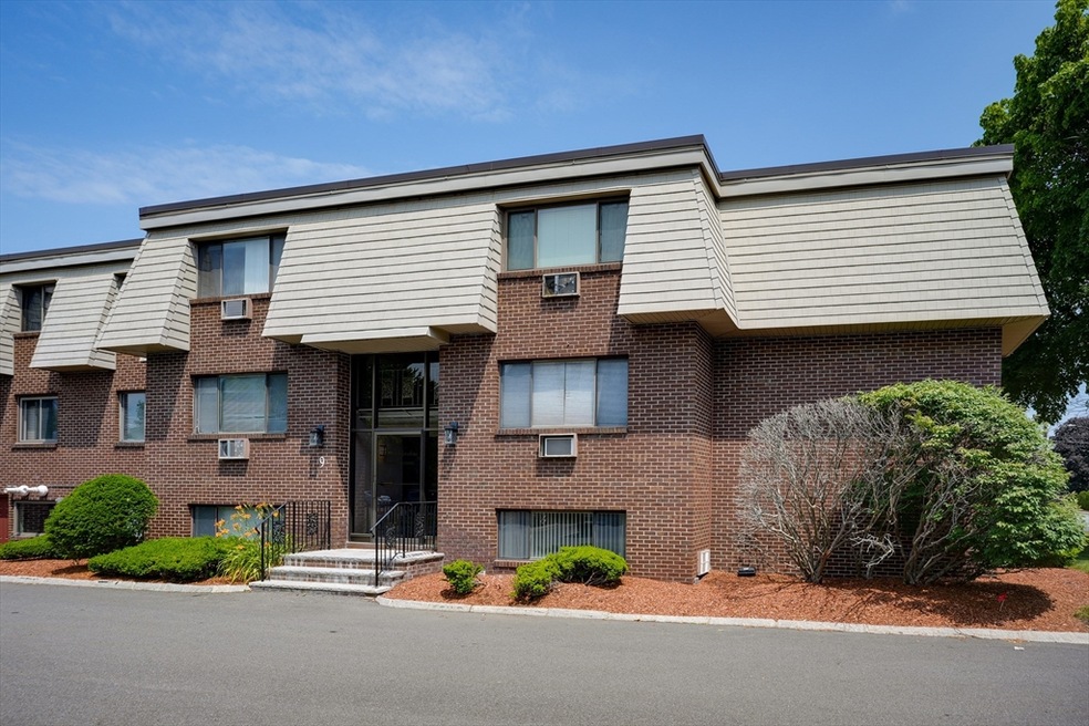 9 Hallmark Gardens unit 3, Burlington, MA 01803 - photo 1