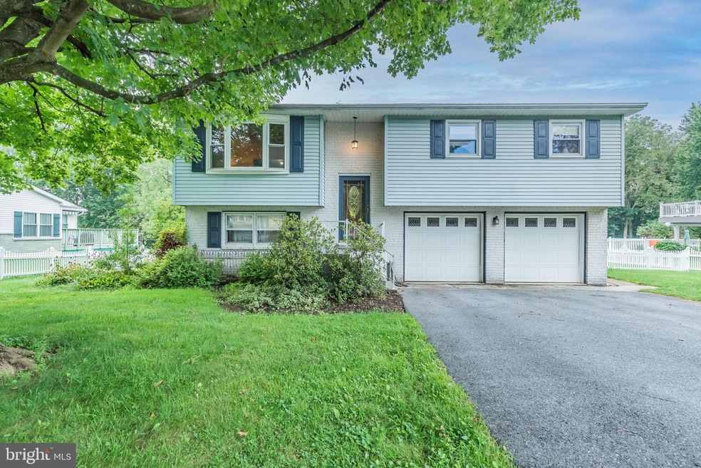 216 E Carpenter Ave, Myerstown, PA 17067 - photo 1