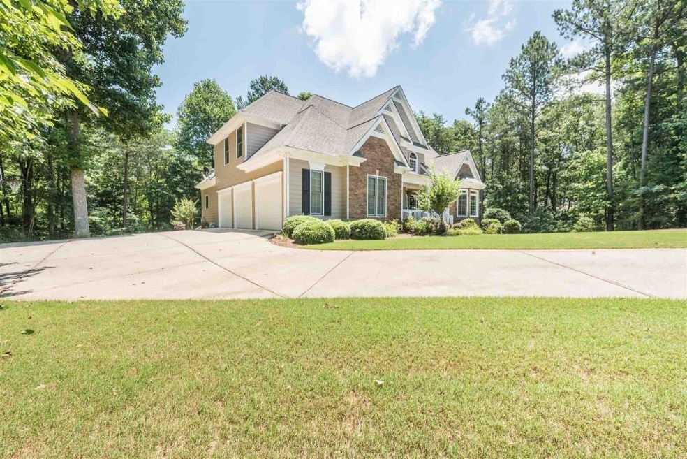 Large 3-CAR garage, driveway allows for easy turn 