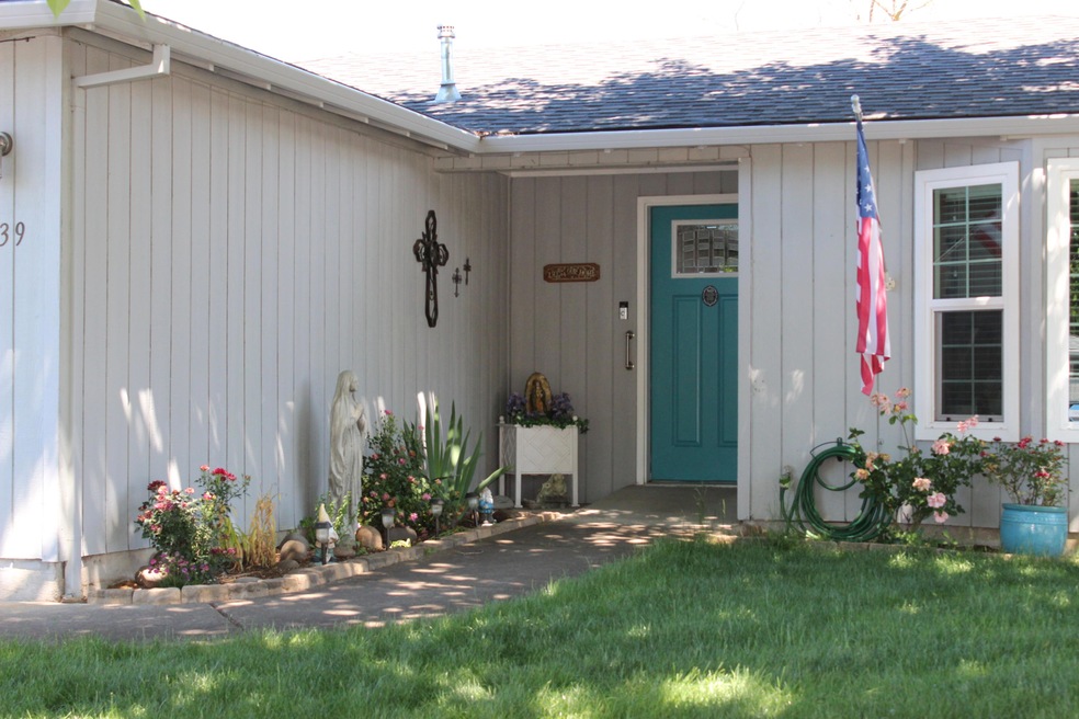 1339 Far Ave W, Central Point, OR 97502 - photo 1