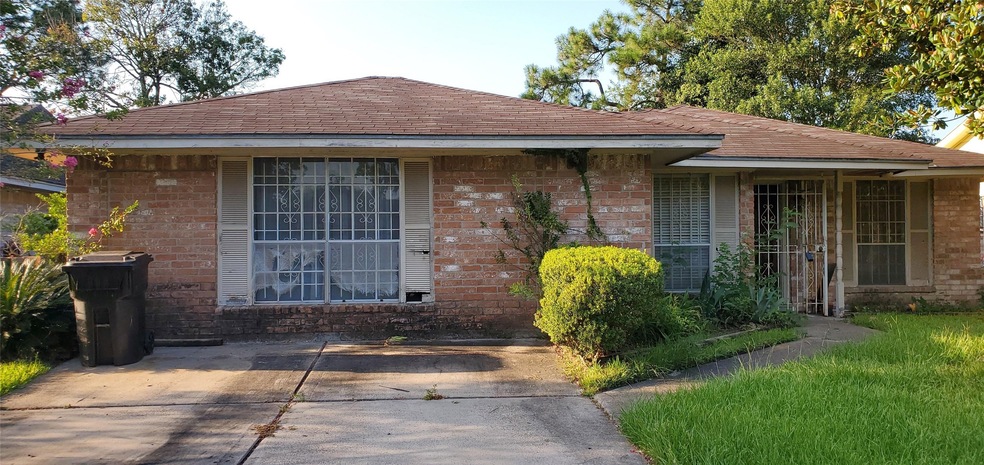 1914 Rainy River Dr, Houston, TX 77088 - photo 1