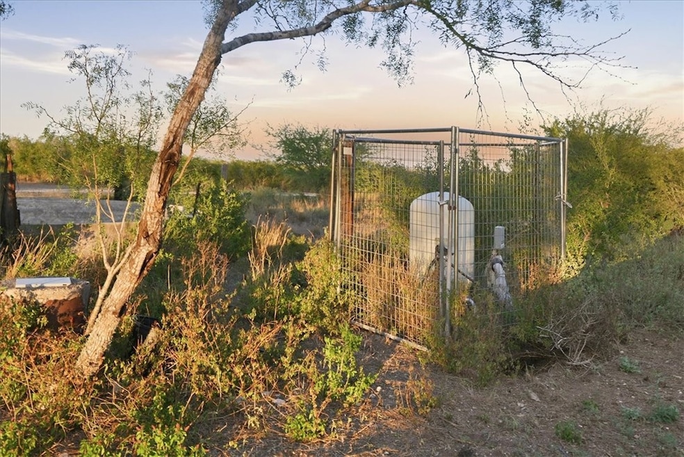 00 Cr 104, San Diego, TX 78384 - photo 1
