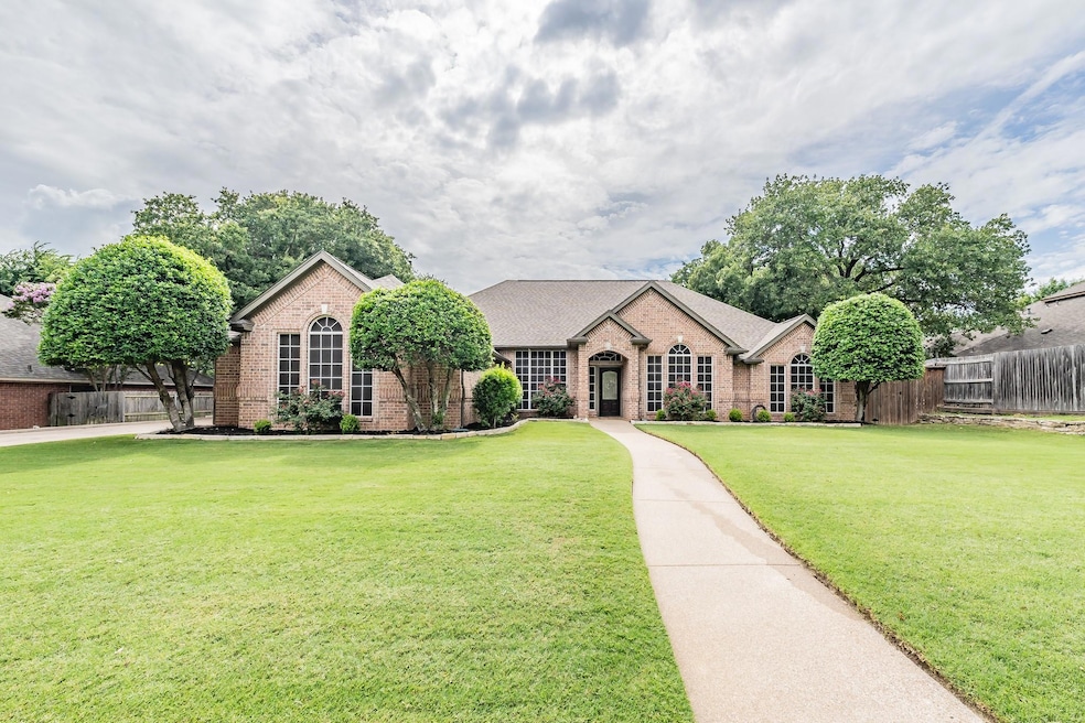 8313 Thornhill Dr, North Richland Hills, TX 76182 - photo 1