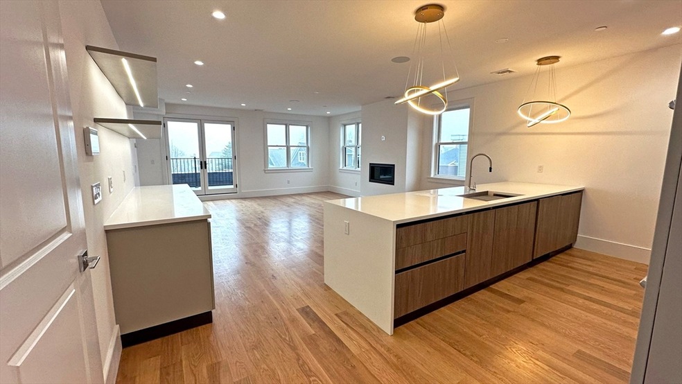 726 E 8th St unit 3, Boston, MA 02127 - photo 1