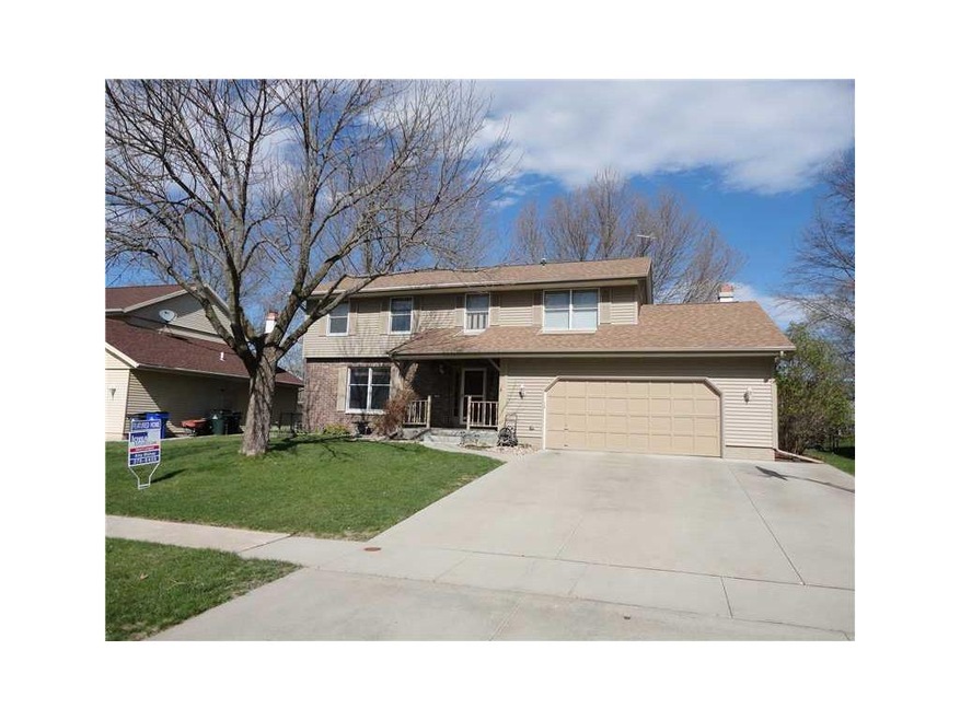 . Updated Bowman Woods home in desirable Linn Mar 