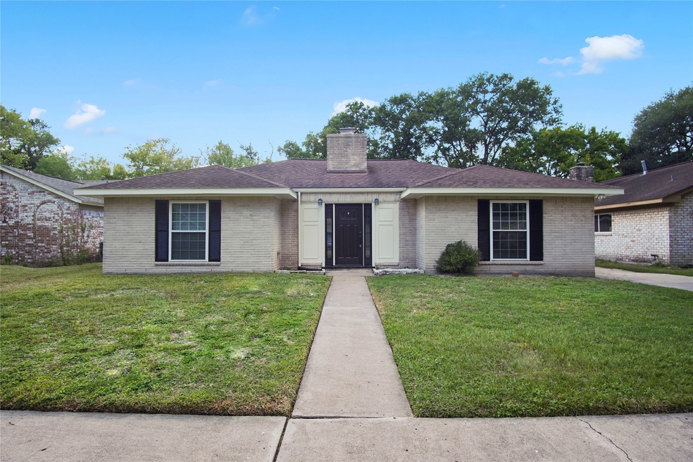 7519 Deep Forest Dr, Houston, TX 77088 - photo 1