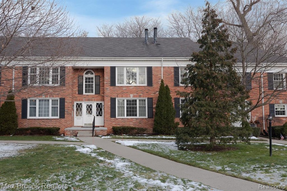 02_Front_Exterior_2_mls.jpg