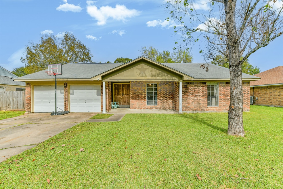 5526 Thornwood Cir, Dickinson, TX 77539 - photo 1