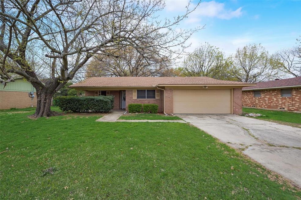 703 Melody Ln, Gainesville, TX 76240 - photo 1