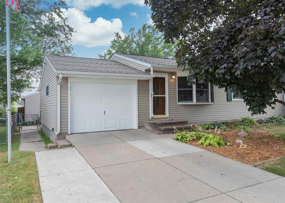 1909 W 69th St, Davenport, IA 52806 - photo 1