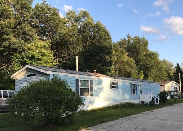 this 1989 Mobile home is a nice park with an easy 