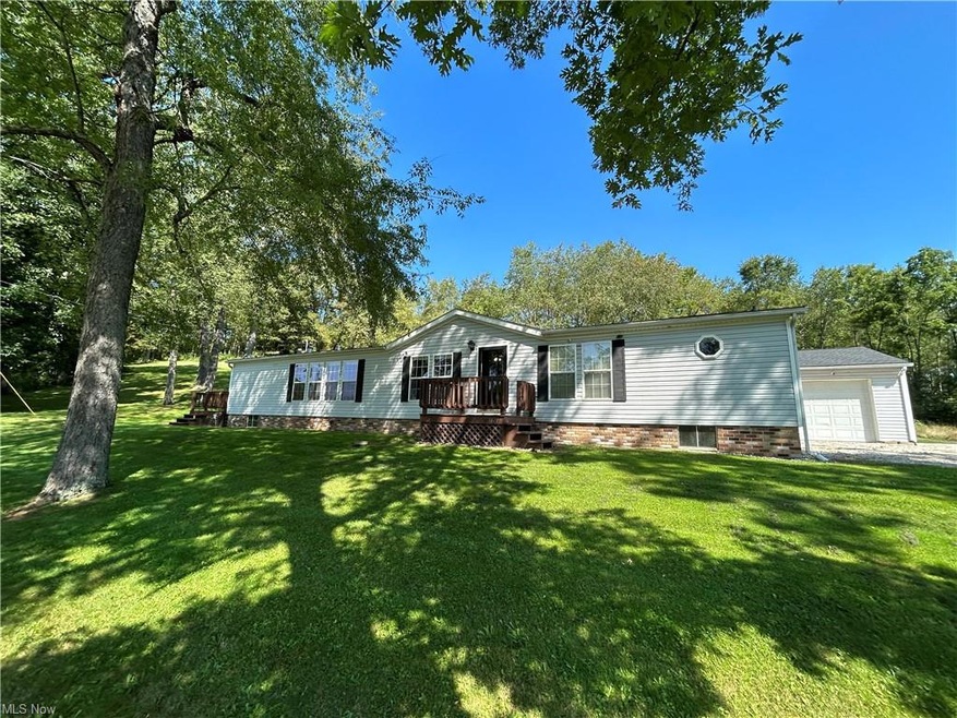 Manufactured / mobile home featuring a front lawn