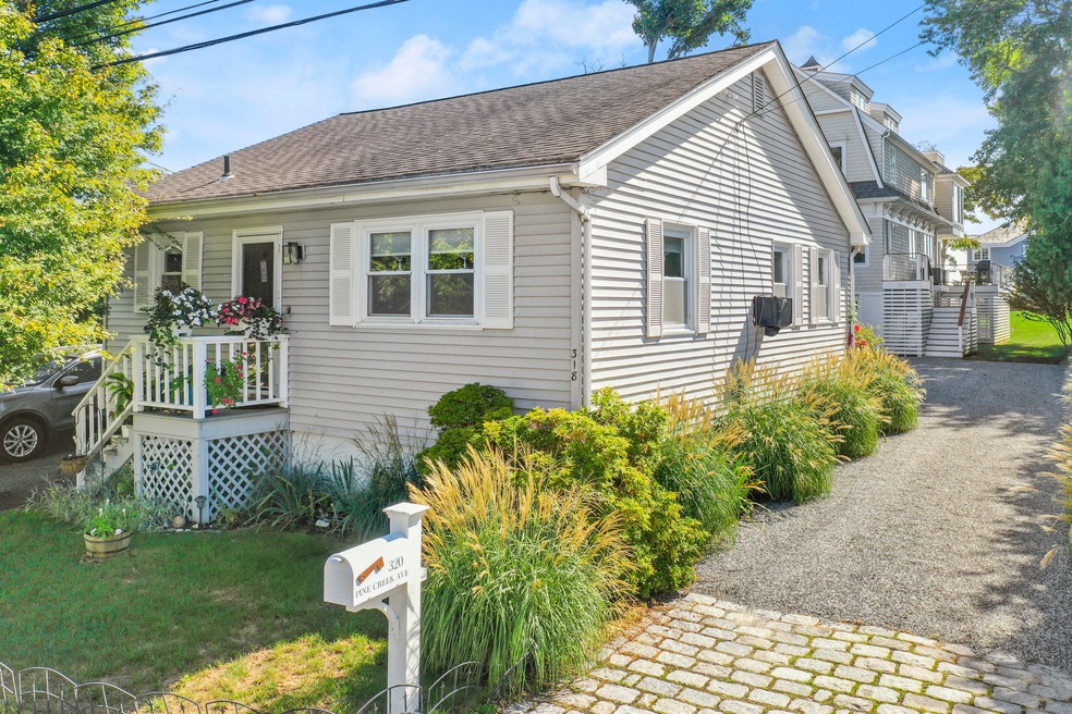 318 Pine Creek Ave, Fairfield, CT 06824 - photo 1