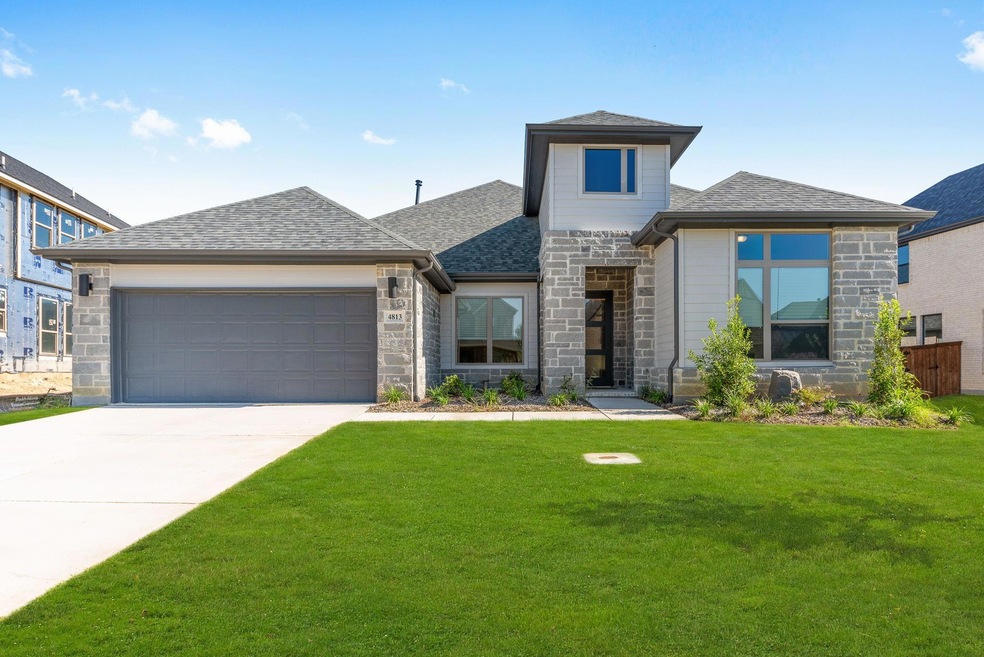 View of front of house with a front lawn and a gar