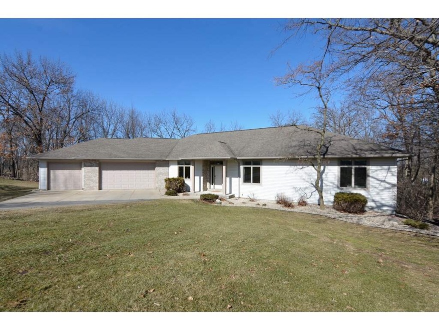 8213 N North Ct, Evansville, WI 53536 - photo 1