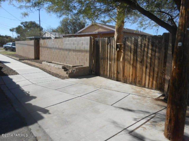 WALLED FRONT W/DRIVE IN GATE