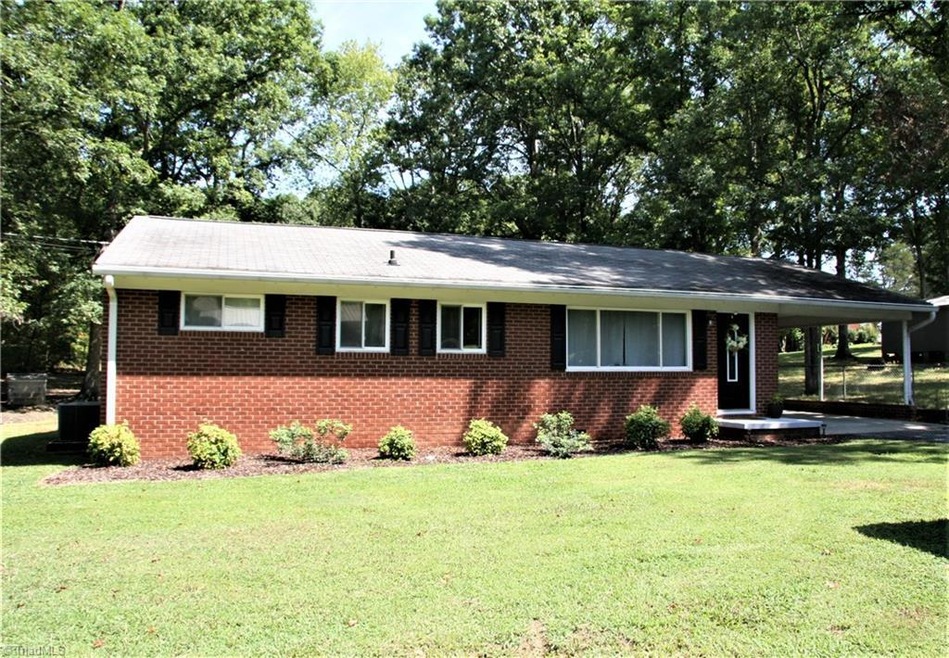 930 Sherwood Ave, Asheboro, NC 27205 - photo 1