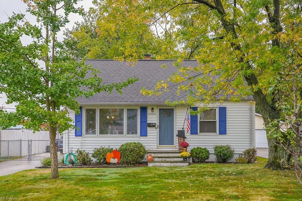 View of front of property featuring a front yard a