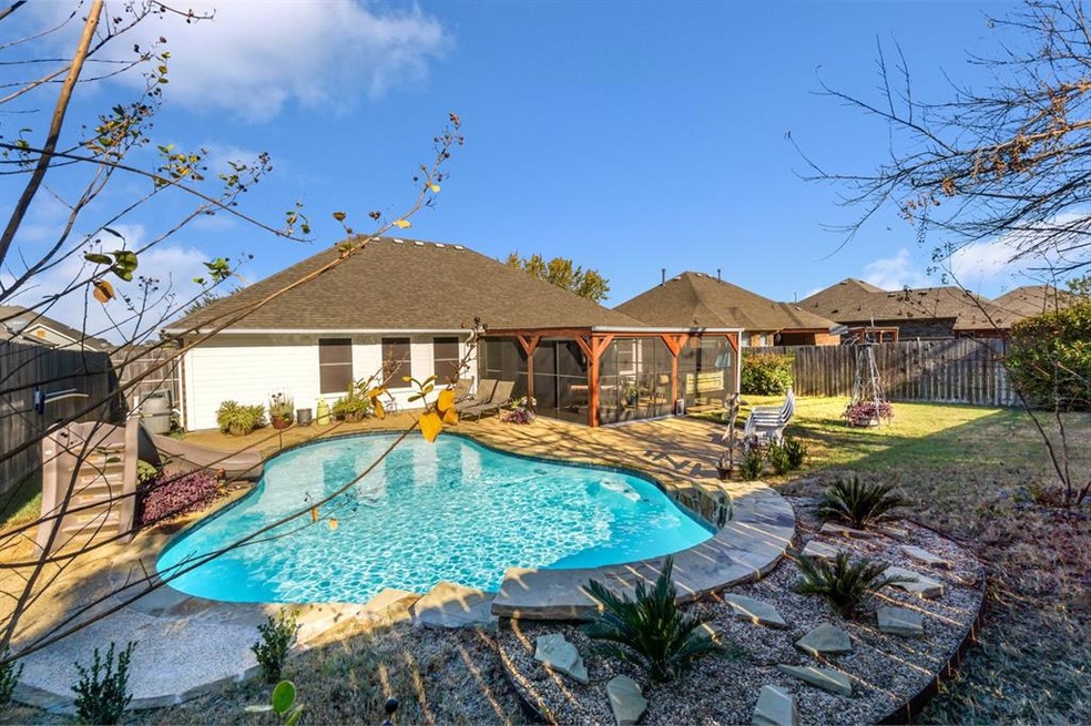 705 Oakmont Dr, Ennis, TX 75119 - photo 1