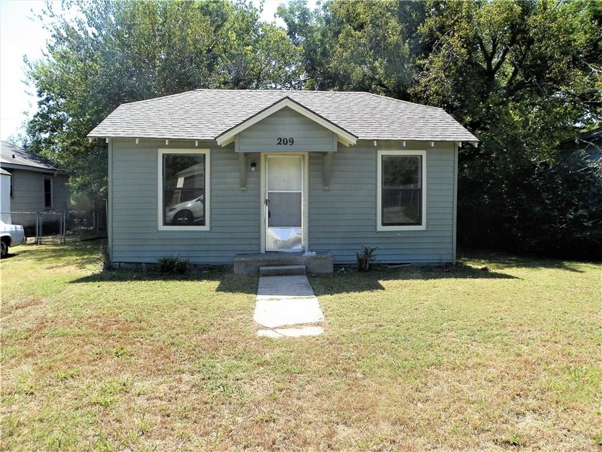 209 E Severn St, Shawnee, OK 74801 - photo 1