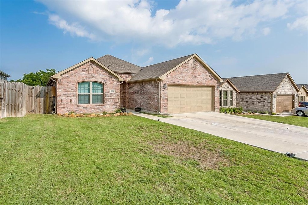 814 N Ridge Dr, White Settlement, TX 76108 - photo 1