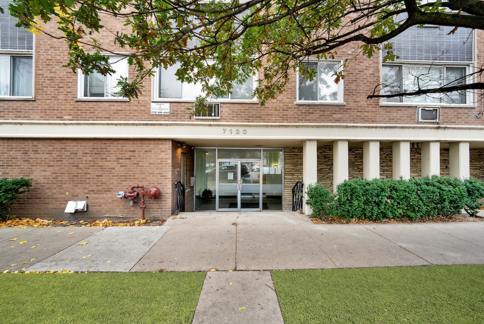 7120 N Sheridan Rd unit 216, Chicago, IL 60626 - photo 1