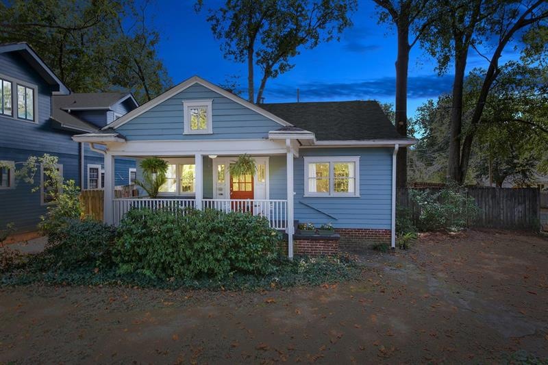 Charming Oakhurst Bungalow at twilight time - so p