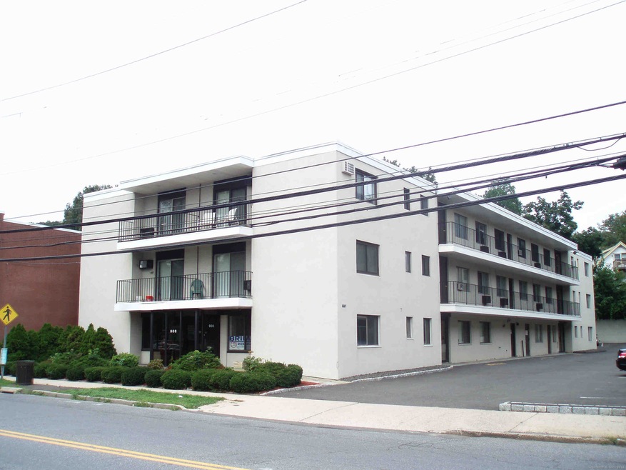 900 Hope St unit 4, Stamford, CT 06907 - photo 1