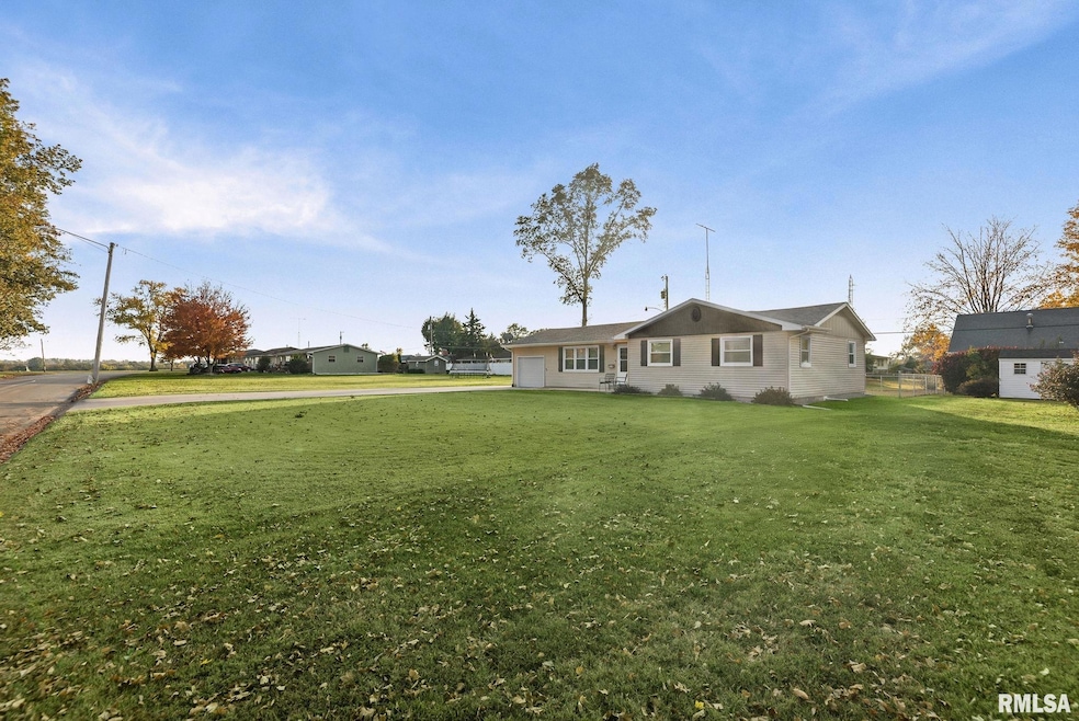 628 Sara Dr, Centralia, IL 62801 - photo 1