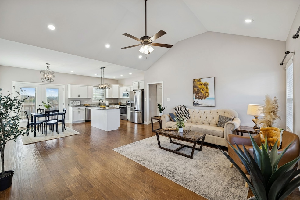 207 Bedford Ct, Hopkinsville, KY 42240 - photo 1