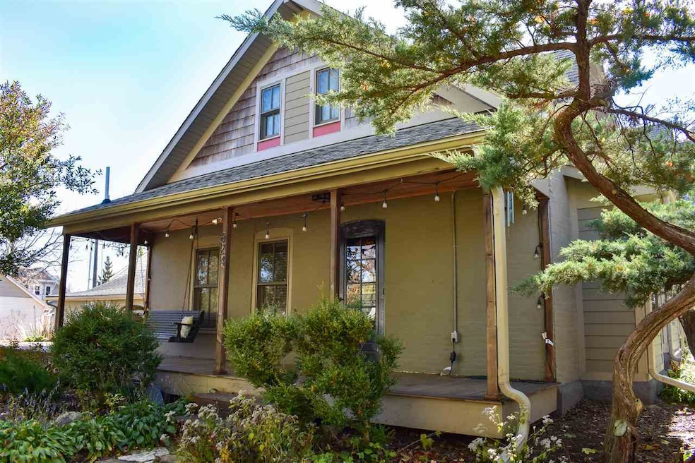 624 W 9th St, Cedar Falls, IA 50613 - photo 1