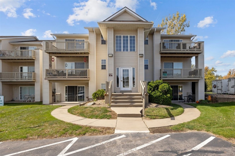 1370 44th St unit E, Marion, IA 52302 - photo 1