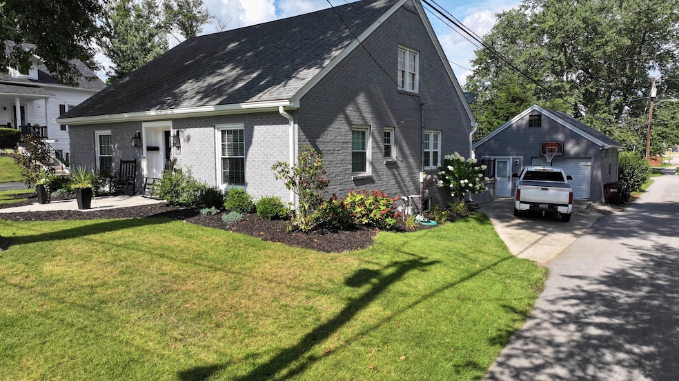 Pending $299,900 • Co-Listing Agent