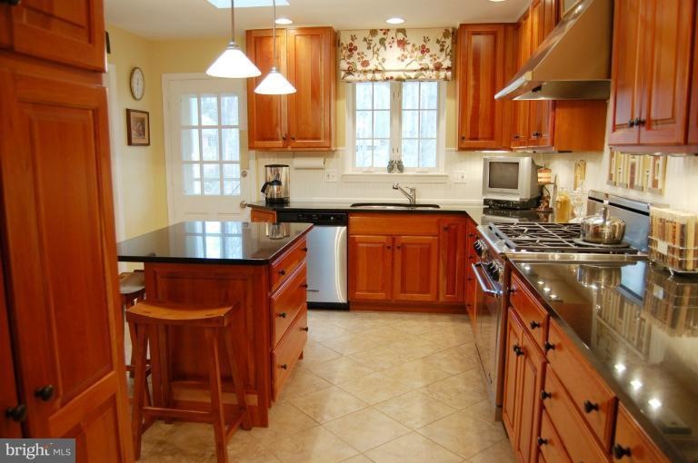 12145 Stirrup Rd, Reston, VA 20191 - photo 1