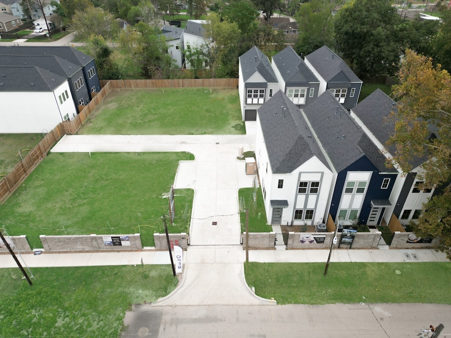 312 Neyland St, Houston, TX 77022 - photo 1