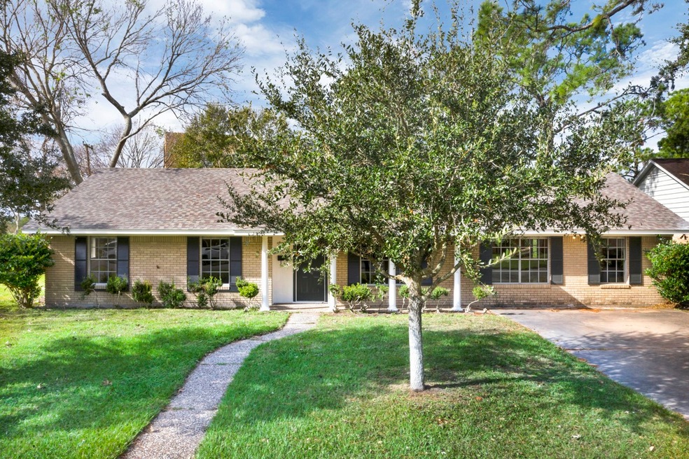 1908 Circle Dr, Bay City, TX 77414 - photo 1