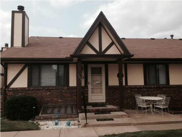 Twin Oaks condo with great street appeal! Nice and