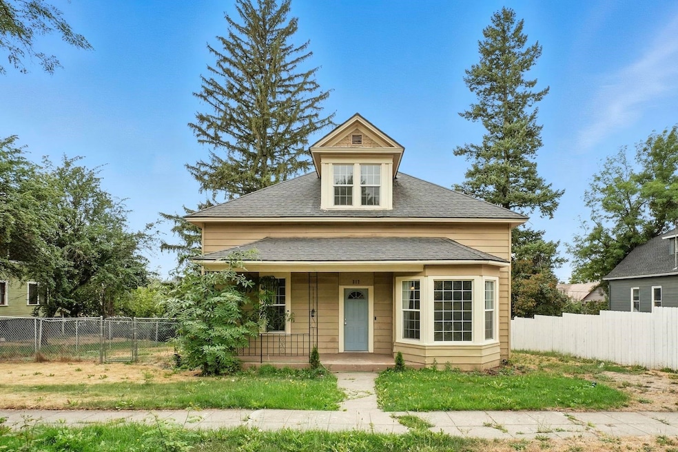 217 S Broadway St, Tekoa, WA 99033 - photo 1