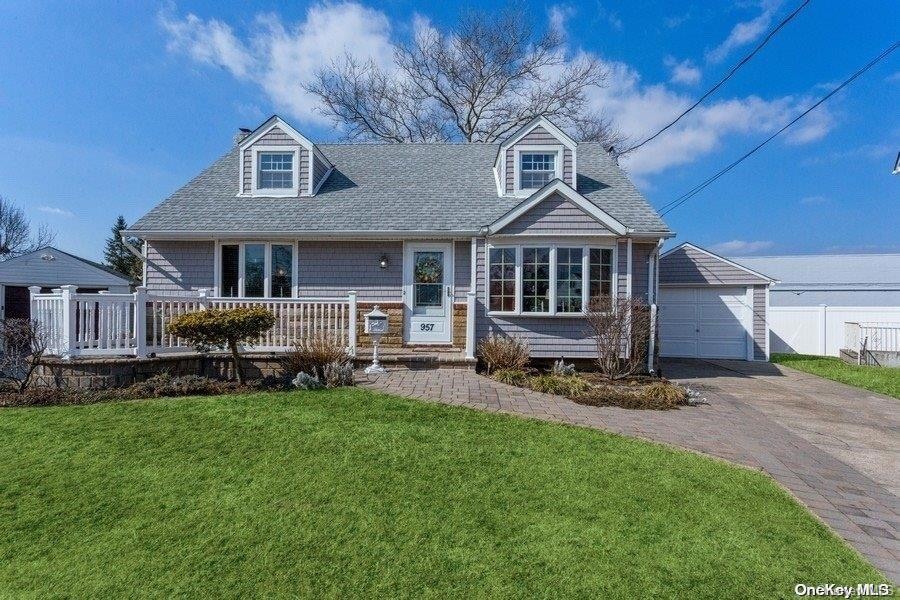 957 Cedar Ct, Franklin Square, NY 11010 - photo 1