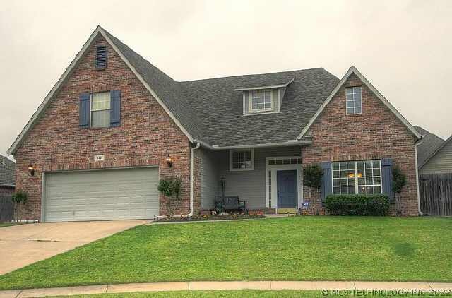 Cul-de-sac lot with a pool!  Moore Elementary.