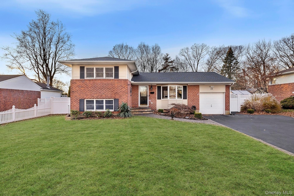 22 Niagara Ln, ComMacK, NY 11725 - photo 1