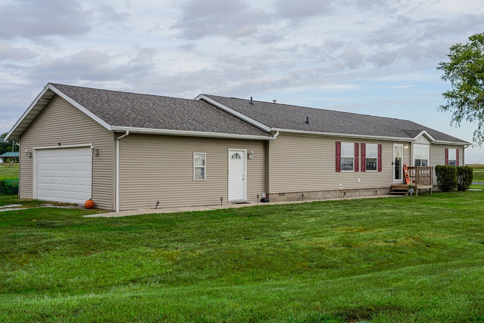 319 N Letcher St, Chenoa, IL 61726 - photo 1