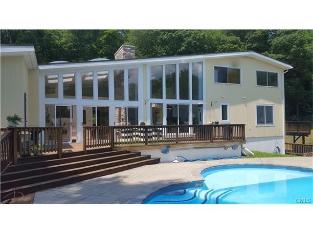 Elegant 5 bedroom contemporary with sparkling pool