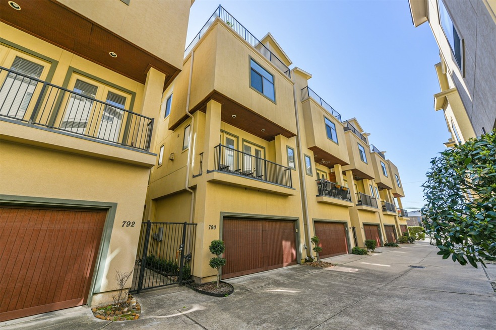 790 Nicholson St, Houston, TX 77007 - photo 1
